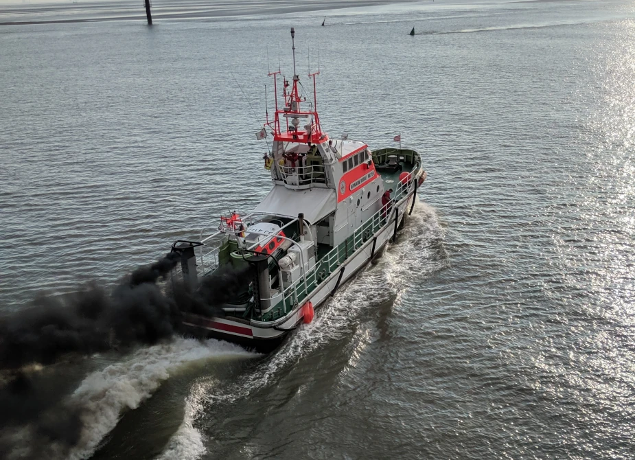 Schiff in Bremerhaven, fotografiert beim Umzug mit USH