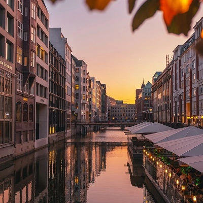 Die Alster schlängelt sich im Sonnenuntergang durch Hamburg an unserem Umzugsunternehmen vorbei