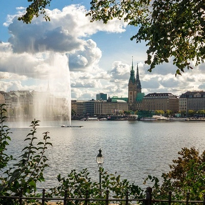 Die Alster in Hamburg bei einem Umzug