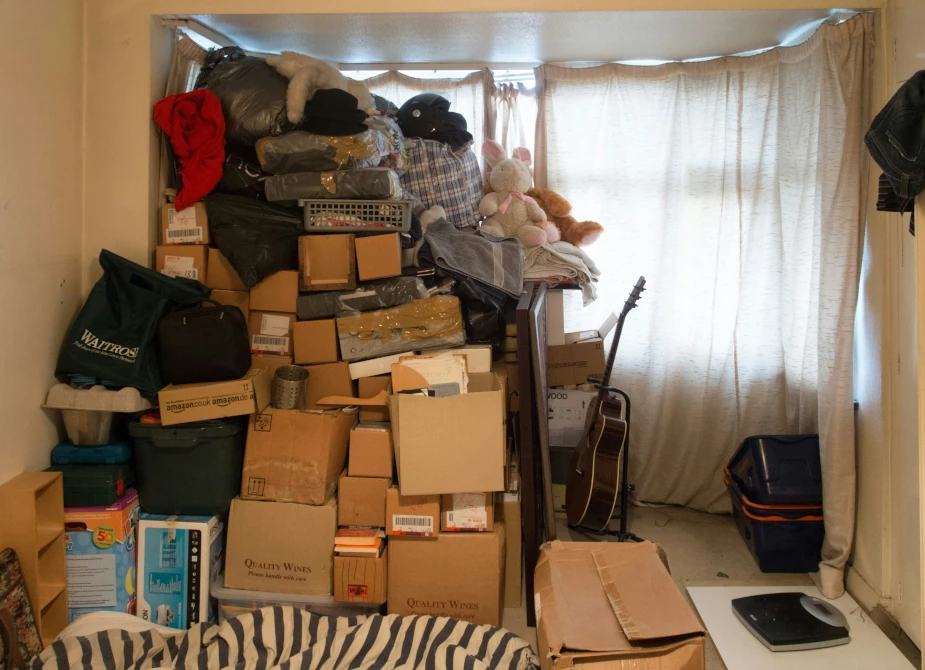 Chaos in der Wohnung, gestapelte Kartons, vor der Entrümpelung durch USH