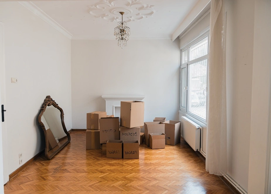 Leere Kartons in einer neuen Wohnung