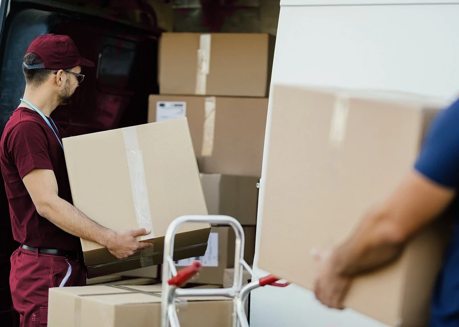 Umzugshelfer bei Firmenumzug in Hamburg